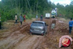 Gubernur Kalbar Perintahkan Perbaiki Jalan Negara