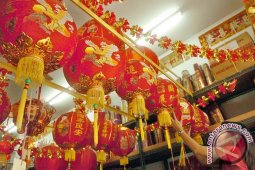 Jelang Imlek Omzet Pedagang Lampion Turun