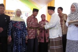 Serahkan Bantuan Perbaikan Rumah