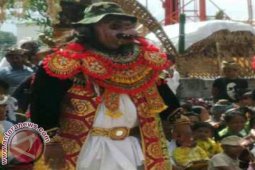 Caleg Galang Dukungan dengan Menari