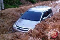 Jalan Utama Sintang - Kapuas Hulu Rusak Berat