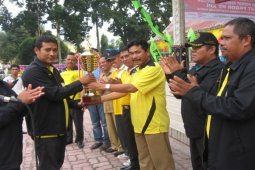 Serahkan Piala Bergilir Popkot