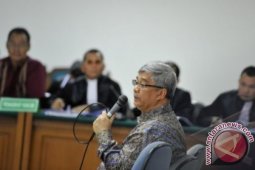 Akil Mochtar Bersaksi Sidang Chairun Nisa