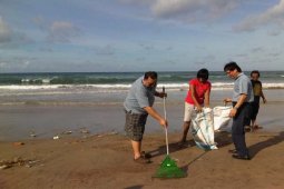 LKBN Antara bersih Pantai Legian