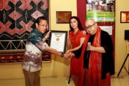 Indocement dedikasikan batik-tenun lambang kebesaran budaya