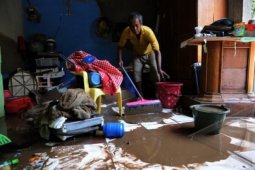 Korban banjir Bekasi mulai bersihkan rumah