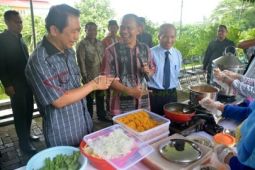 Ketua DPR Melihat Pembuatan Mie