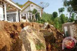 Empat orang diduga tertimbun longsor di Jayapura