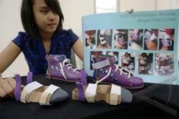 Mahasiswi Ubaya Ciptakan Sepatu Anak Cacat