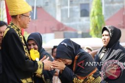 WN Kukuhkan Perangkat Adat Di Lhokseumawe