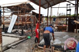 Warga Korban Kebakaran Nunukan Dirikan Rumah Darurat