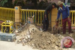 Distribusi  Air PDAM   Terganggu  Akibat Perbaikan Pipa Bocor