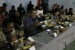 Presiden Makan Nasi Bungkus Bersama Pengungsi Gunung Kelud
