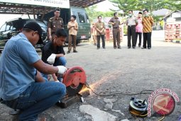 Kejari Musnahkan Ratusan Sajam
