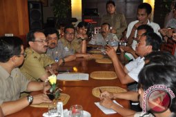 Banjar Bangun Jalan Poros Desa