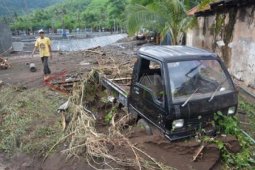 Mobil Terseret Banjir