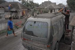Bersihkan Abu Vulkanik