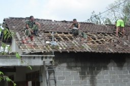 TNI Perbaiki Rumah