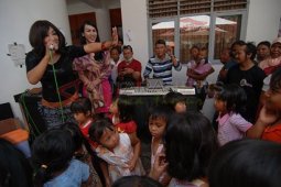 Waria Hibur Pengungsi