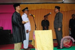 Sinwan Lantik Kades Paku Aji
