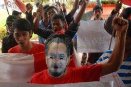 Tuntut Selesaikan Kasus Anas