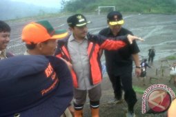 Lapangan bola jadi hunian sementara warga Sukamakmur