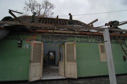 Perbaiki Rumah Warga