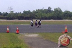 Santai Memintas Landasan Pacu Lapter Sintang