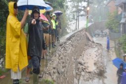 Wali Kota Bekasi tinjau kerusakan tanggul PGP