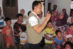 Gus Ipul Sapa Warga Korban Erupsi Kelud