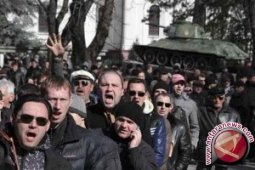 Para pemuda Ukraina antri daftar jadi tentara