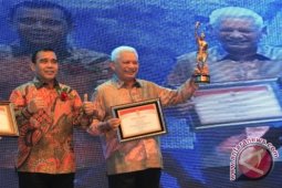Gubernur Terima Award