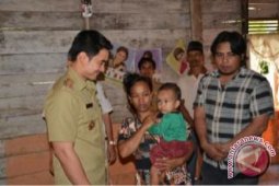 Bupati Tanjabtim bantu pengobatan anak tanpa anus