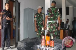 Yonif Raider Pamtas RI-Malaysia Gagalkan Penyelundupan Miras