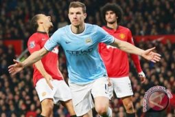 City taklukan MU, Arsenal imbang karena "bunuh diri"