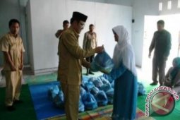 Wabup Salurkan Bantuan Bagi Warga Miskin Aceh Tengah