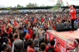 Simpatisan PDIP Babel Berebut Salami Puan Maharani