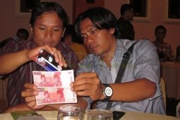 Teliti Uang Palsu