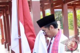 Jokowi Cium Bendera
