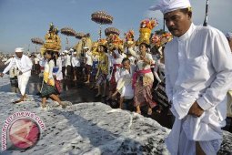 Pantai Kuta Dipadati Umat Hindu