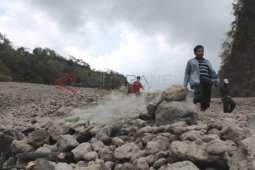 Kepulan Asap Lava Beku