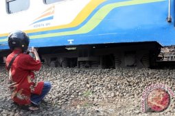 Kereta Fajar Senja Semarang anjlok di Karawang
