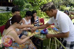 Wisatawan Diberikan Pengenalan Budaya Bali