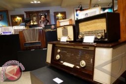 Puluhan radio kuno dipamerkan di Surabaya