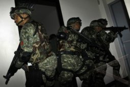 Simulasi Penyergapan Pelaku Teror