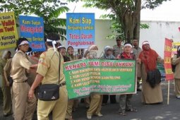 Guru Tuntut Kejelasan Status