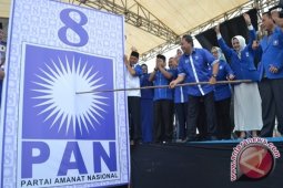 Zulkifli Hasan "nyoblos" di Pantai Panjang