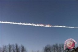 Benda serupa meteorit hampir tabrak penerjun payung