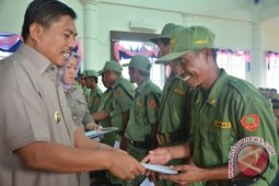 Wabup Gorontalo Utara Serahkan Insentif Aparat Linmas