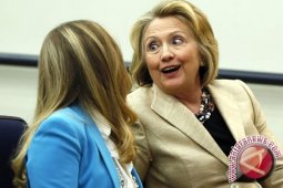 Hillary Clinton Dilempar Sepatu